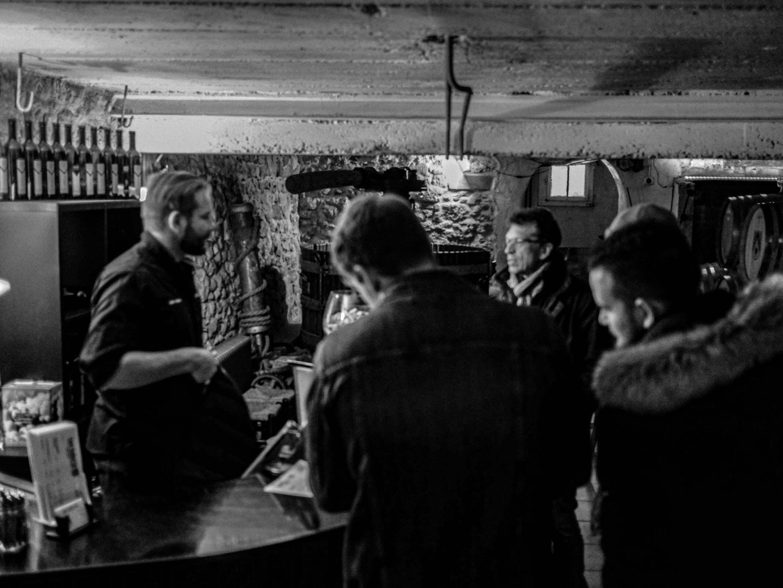 Photo d'une dégustation de vin à la Cave Guillod